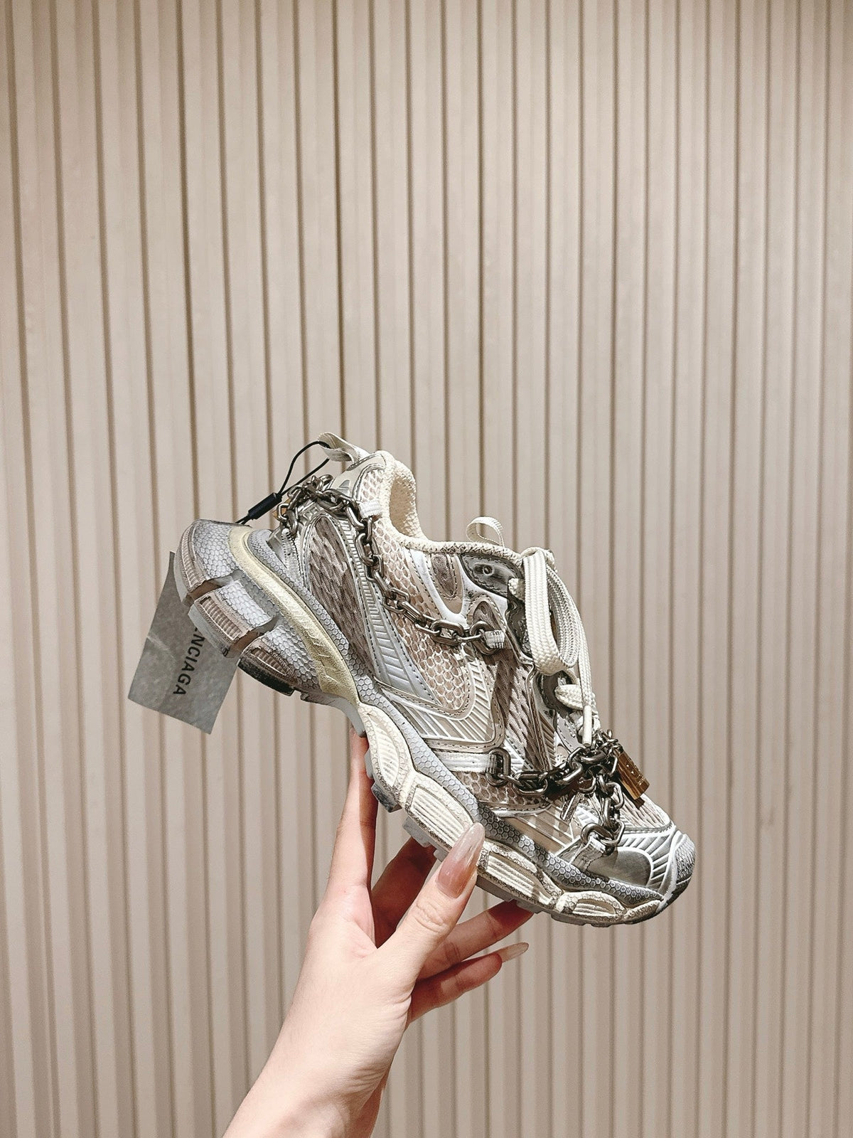 B-Sneakers