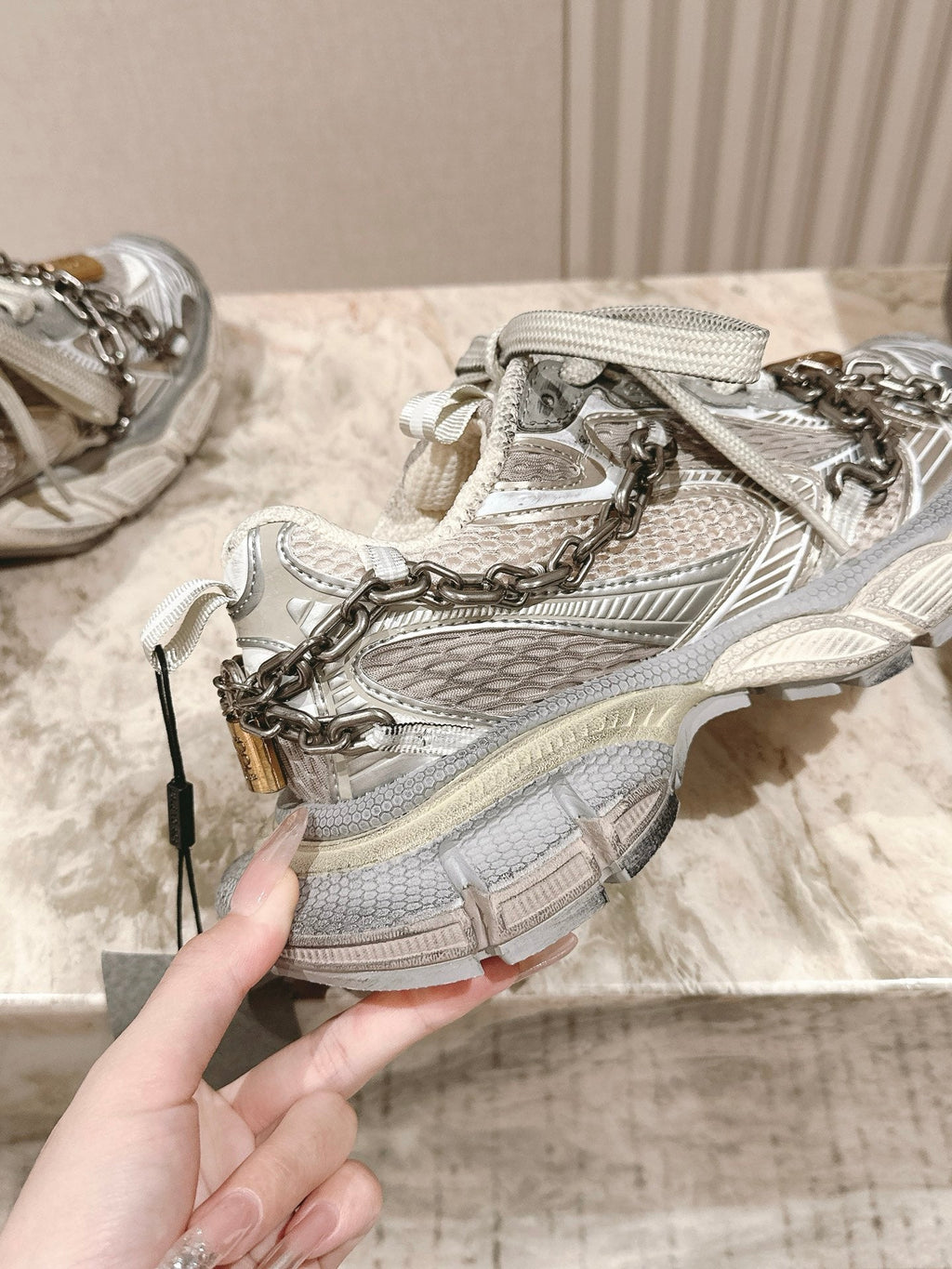 B-Sneakers