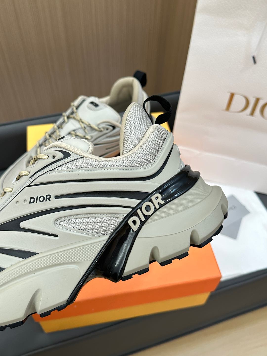 D-Sneakers