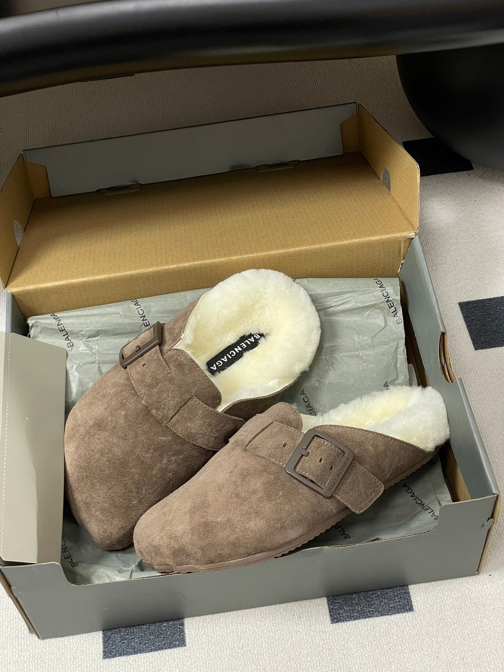 B-Sneakers