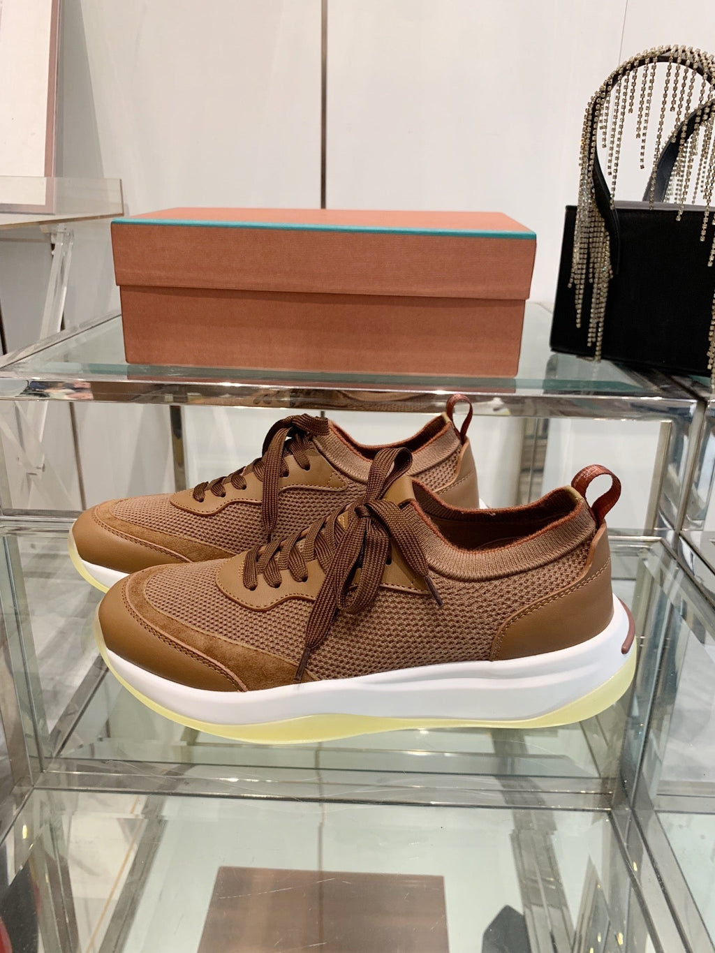 L-Sneakers